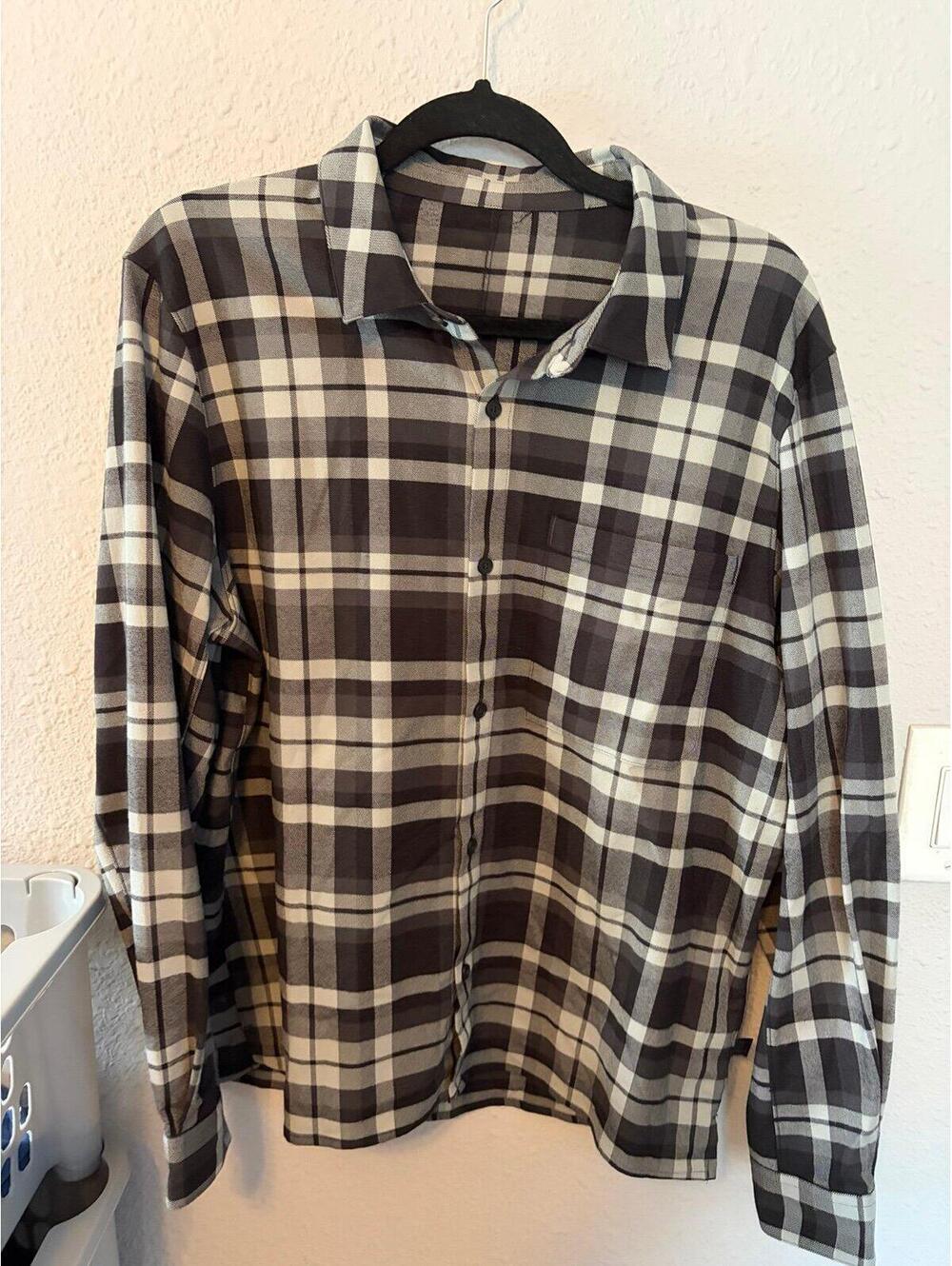 Men's Lululemon black/grey plaid button up long sleeve size M. EUC. 2025 style.